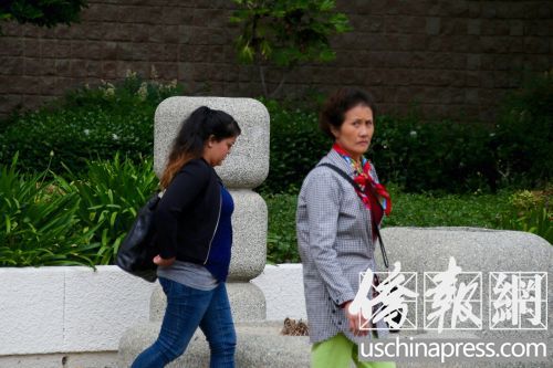 一名疑似嫌犯家人的女子旁听完案件后步出法庭。(美国《侨报》/邱晨