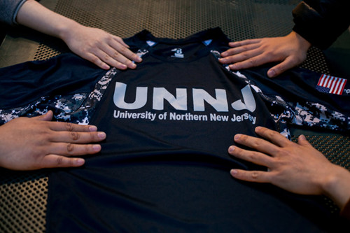 北新泽西大学向被招收的学生送T恤衫。这个假大学被列入政府网站，却不上课。（美国中文网）