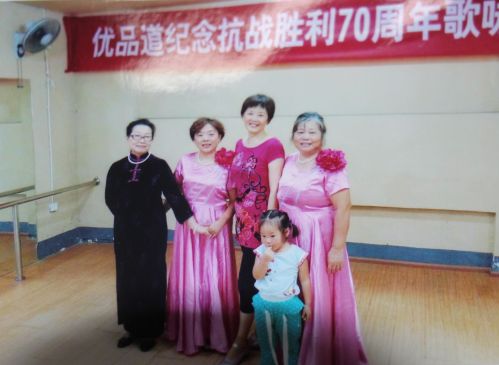 死者张蜀生前生前喜欢跳舞,擅长打太极拳,在社区内极为活跃(左三)。(美国《侨报》/钟颖