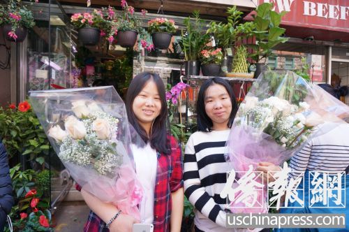 手捧母亲节鲜花的华裔少女。（美国《侨报》/陈辰