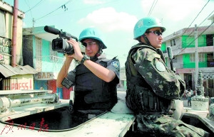 广州警察张振贵在执行维和任务，摄像机也是他的其中一把“枪”。
