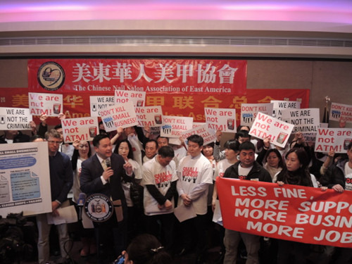 金兑锡(发言者)与华人美甲业者等反对州府针对该行业的过度执法。(美国《世界日报》档案照)