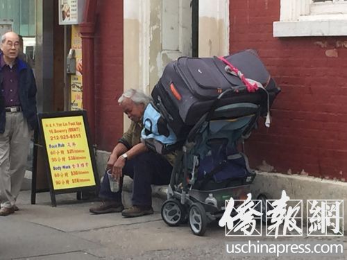 在包厘街带着几个箱子的华人流浪汉。（美国《侨报》/叶永康