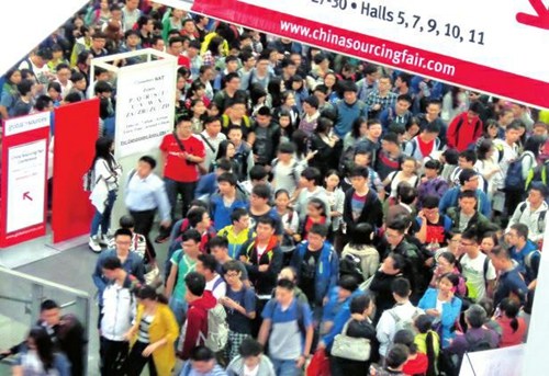 2014年10月香港亚博馆SAT考场，下午2点考生从2号馆蜂拥而出。