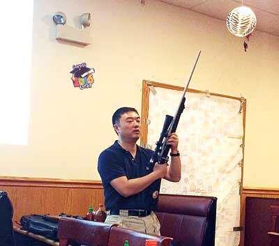 大芝加哥枪友会负责人王军,现场讲解枪械知识。(美国《星岛日报》)