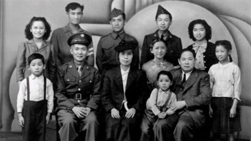 1946年，Wong