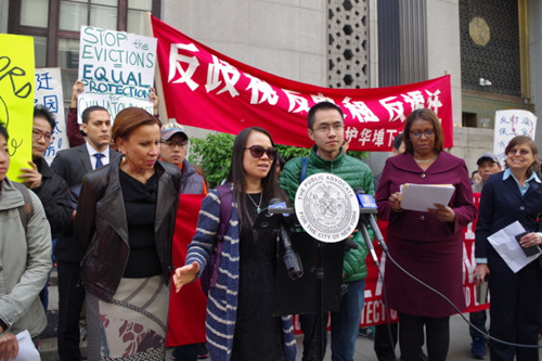 住户李雅钦(发言者)在包厘街住客的抗议示威集会上发言。（美国《世界日报》/金春香