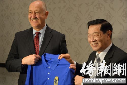 李昌钰向劳顿赠送T恤衫。(美国《侨报》/夏嘉