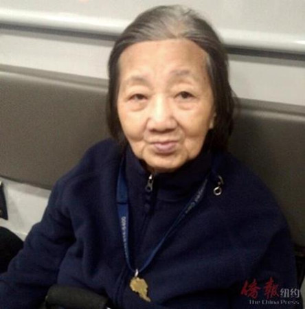 警方在布鲁克林市中心发现一名走丢的华裔老妇。（美国《侨报》）