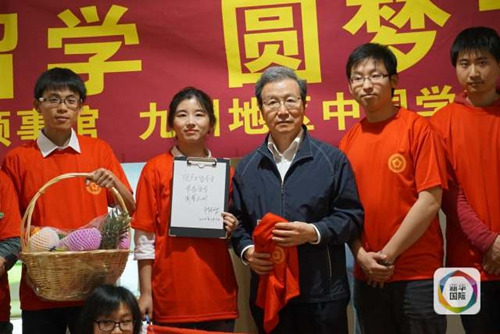 图为中国驻日大使程永华在熊本地震灾区看望中国留学生。