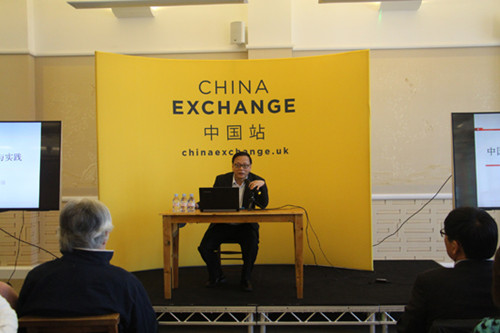 中国驻英国大使馆侨务参赞卢海田在伦敦华埠，为英国侨团负责人和侨胞代表作题为“中国的侨务政策与实践”的主题讲座。（《欧洲时报》/辛玥