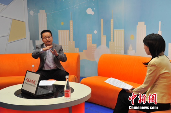 资料图:国家天文台副研究员郑永春博士做客中新网演播室,为网友解答“火星发现液态水”相关问题。