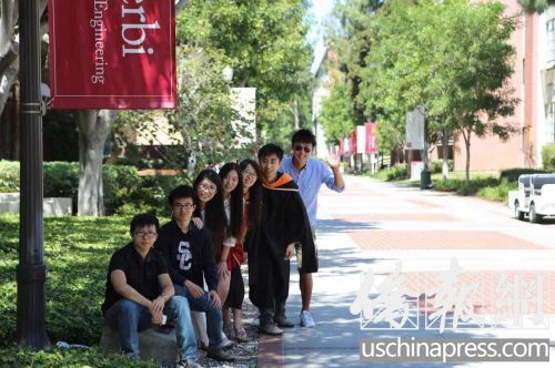 中国留学生在南加大校门前合影留念。（《侨报》记者