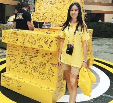乔治华盛顿大学留学生卜嘉仪在国际伤残军人运动会上留影。(美国《侨报》)