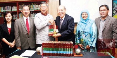 再纳莫汉(左3)代表国家作家基金会赠马来经典文献予华总马来西亚华人图书馆,吴德芳(左4)代接领。左起李玉娟、吴恒灿、卡玛拉及拉扎里仄。