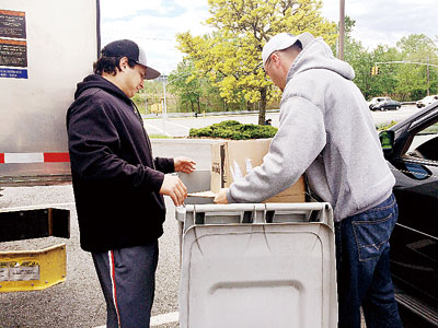 纽约华裔参加碎纸活动 提升个人信息保护意识