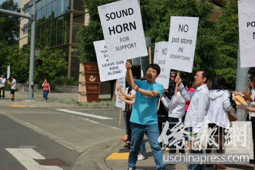 西雅图华人在雷德蒙德市市政厅前抗议。(美国《侨报》/诗乔