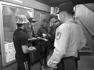 中意警员在米兰执勤。