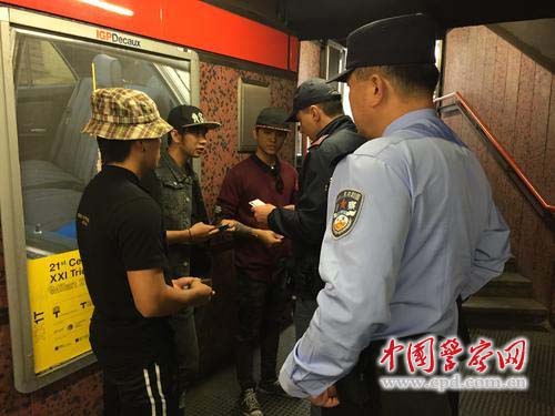 5月8日,中方警员协助意方警员在意大利米兰的地铁站内检查游客证件。(公安部国际合作局供图)
