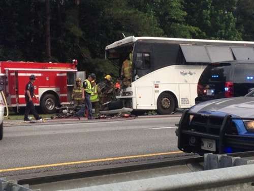 纽约华人经营的长途巴士在乔州高速公路上发生追撞车祸。（美国《世界日报》）