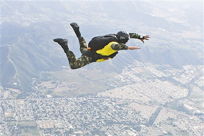 上图：白冰参加高空自由跳伞训练。