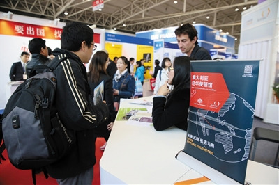 中国国际教育巡回展参观者正在咨询问题。