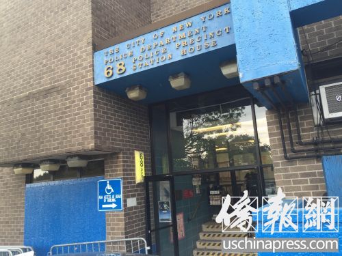 遭受家暴的湾脊区华裔女子到市警68分局报案并填写表格。(美国《侨报》/高诗云