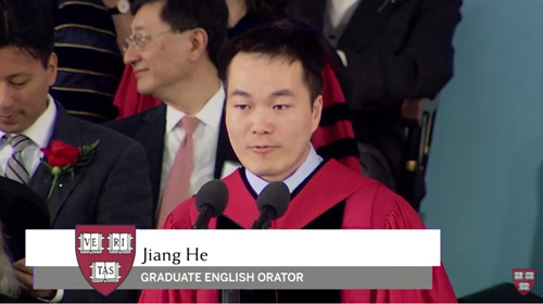 何江在哈佛毕业典礼上演讲。（美国中文网）