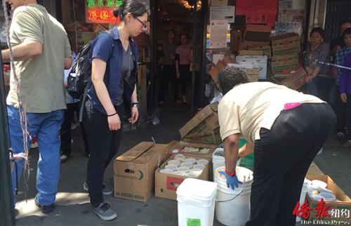 纽约市卫生局25日采取行动,突击清查布鲁克林八大道违规路边摊,成箱无证经营的货品被查没。位于八大道交57街附近张家兴福州餐馆门前的两家食品摊位在此次行动中遭到清查撤摊。(美国《侨报》/