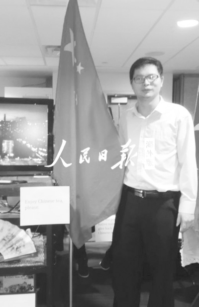 作者参加学校活动获奖后留影。