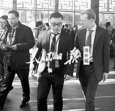 作者(右二)在一次活动上介绍“一带一路”。