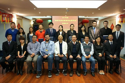 中国驻悉尼总领馆教育组参赞、领事与获奖留学生、指导教师合影（摄影