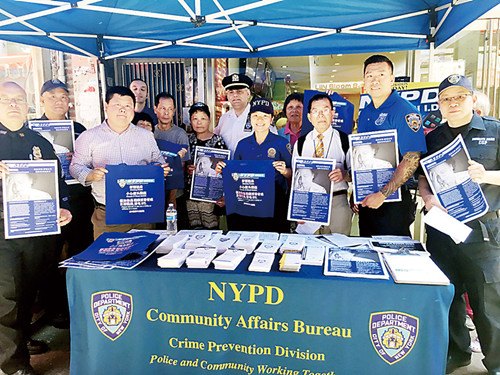 纽约警方派出大队人员到华人小区展开倡导。