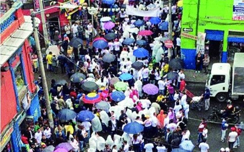 当地时间5月18日，哥伦比亚商贩在首都波哥大市中心的市场举行针对华人商家的抗议活动