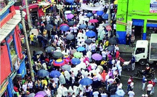 当地时间5月18日,哥伦比亚商贩在首都波哥大市中心的市场举行针对华人商家的抗议活动