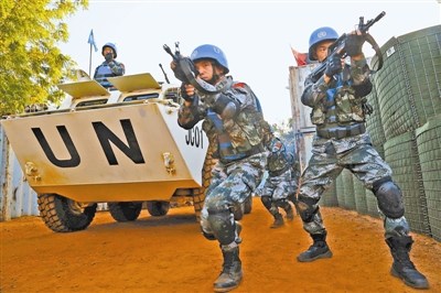 上图：中国第三批赴马里维和部队开展紧急出动演练。（韩立建