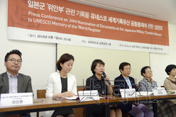 6月1日，韩国市民团体在首尔召开记者会，宣布已与中国、荷兰等国的市民团体一同将慰安妇问题相关资料申报世界记忆遗产。（共同社）