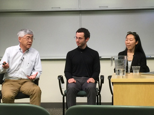 左起朱柏章、布鲁纳、金中熙讨论亚洲与硅谷的关系。(美国《世界日报》/王金城