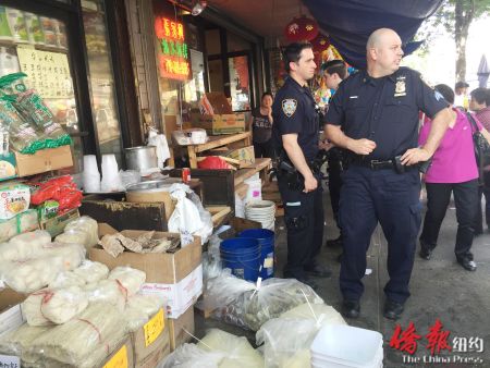 遭执法的华裔商贩叫苦不迭。(美国《侨报》/崔国萁