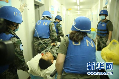 5月31日,在马里北部加奥,中国第四批赴马里维和医疗队救治袭击事件伤者。