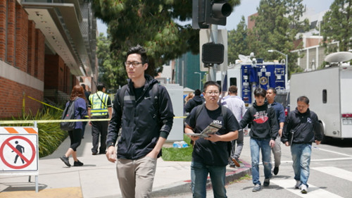 华裔学生事发后从警方封锁区中走出。(美国《世界日报》/李雪