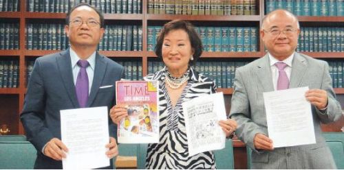 邓洪(左)手持写给亚利桑那州州长的信、陈李琬若手持当年蒙市“独尊英语”的相关报道,美国中华留学生权益促进会理事袁志伟手持写给州检察长的信一起合影。(美国《侨报》/高睿