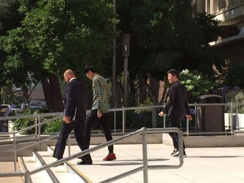 卢正与律师、翻译离开波莫纳刑事法庭大楼。(美国侨报网