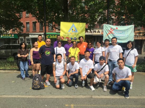 纽约亚美青年中心举办儿童夏日活动节，梅新光(后排右六)呼吁重视华埠青年身心发展。(美国《世界日报》/高梦梓