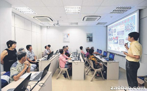 图为中心5日为年长者开办数码照片处理和上网课程。(新加坡《联合早报》/陈渊庄
