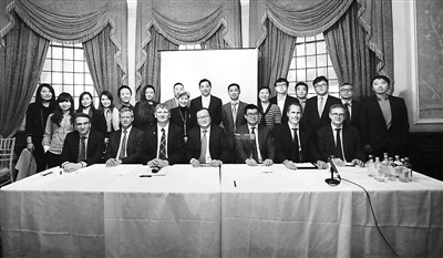 5月18日,在英华人参加“2016英国脱欧对中英经济影响论坛”,讨论“脱欧”议题。