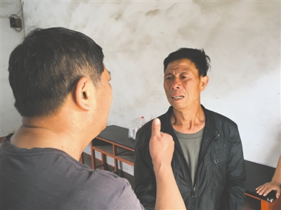 一位素昧平生的老兵专程赶来,对申天国(右)说,你培养了一个好儿子。
