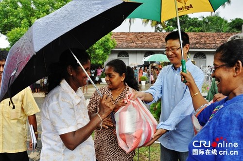 中国驻斯企业积极向斯里兰卡灾区捐赠生活必需品。