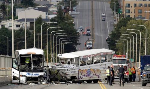 （西雅图鸭子船“9·24”特大车祸现场图，图片来源：美联社）