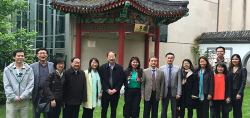 苏旭主任、李明一秘与参加活动的专家学者合影。(图片来源:欧洲时报)